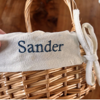 Rotan mandje met geborduurde naam